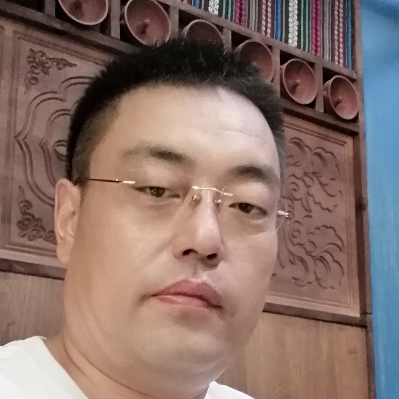 搞怪迎路人的照片