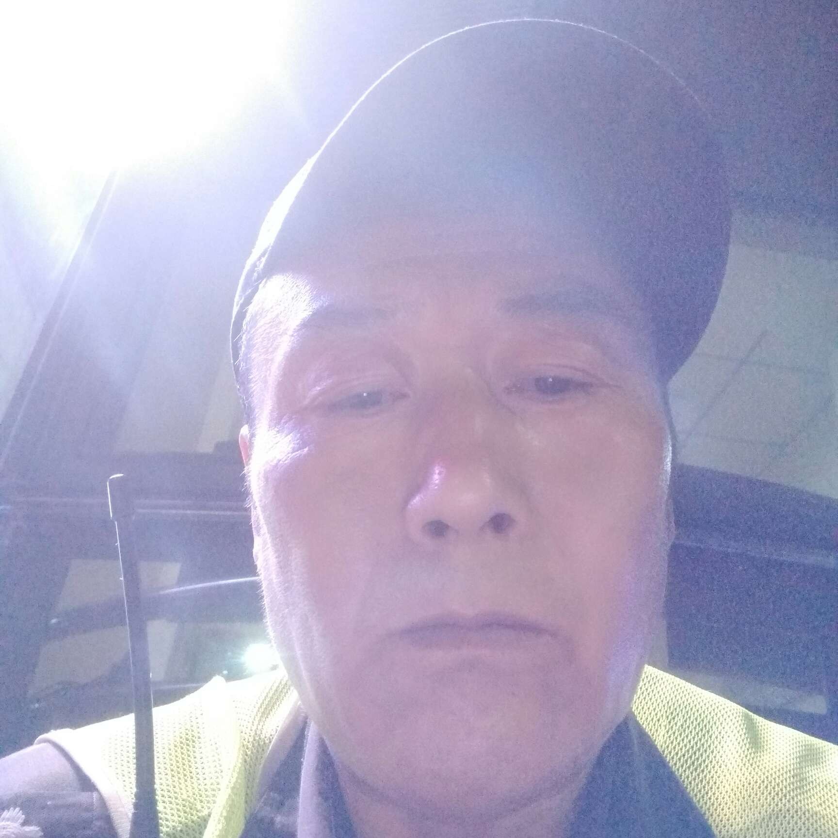 小伙回首开朗的照片