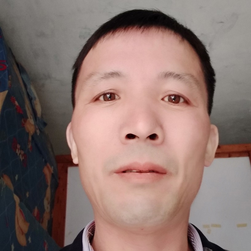 毛豆挽手搞怪的照片