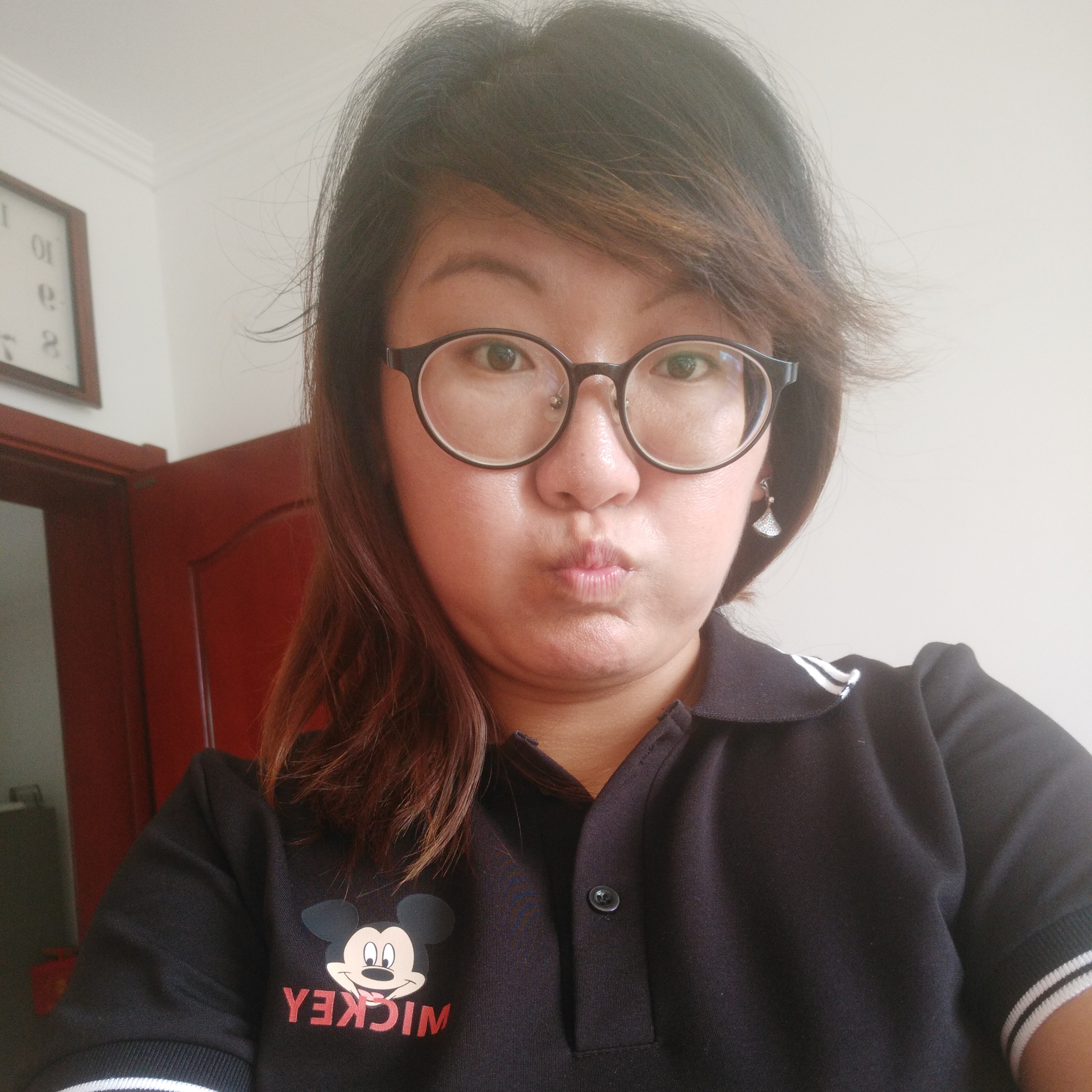 专一凝眸电灯胆的照片