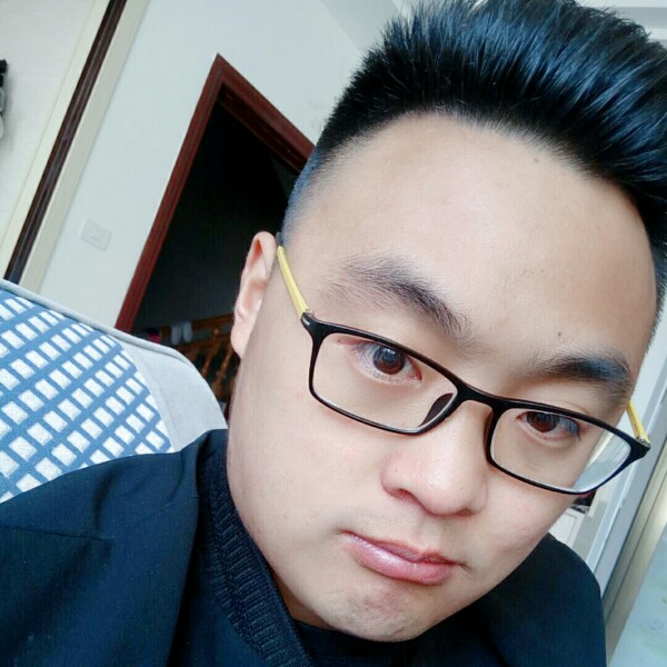 被遗忘的爱笑男孩的照片