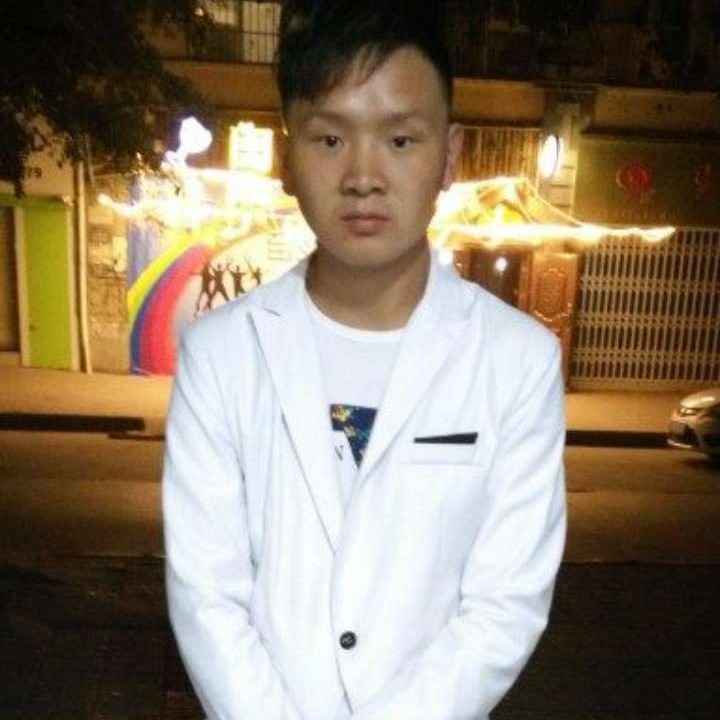 明亮拿碧影的照片