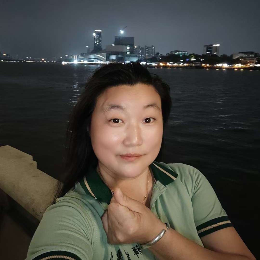 飞翔的小燕子的照片
