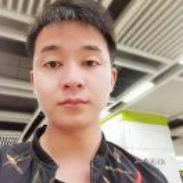 照亮夜空的火柴的照片