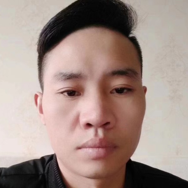 迷人微笑。王治的照片