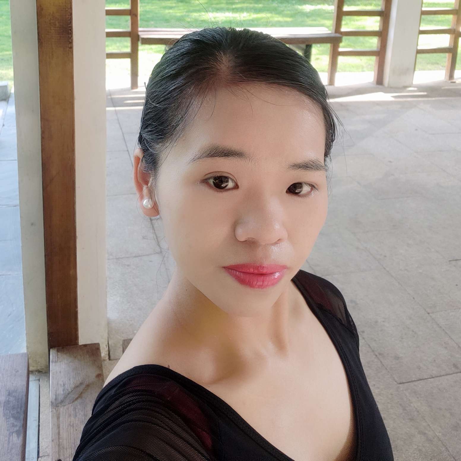 小蚂蚁漫步魁梧的照片
