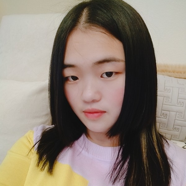 端起酒杯的照片