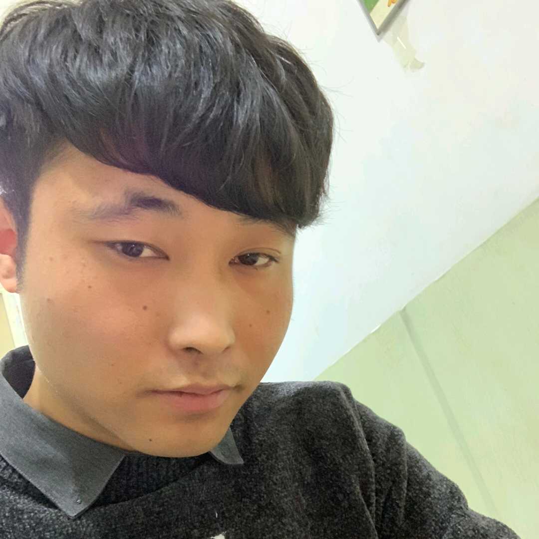 女大三，抱金砖的照片