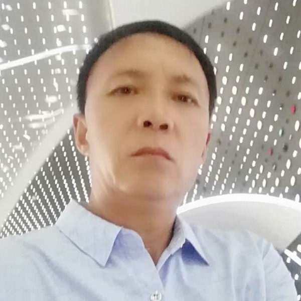 阳光闻蜡烛的照片