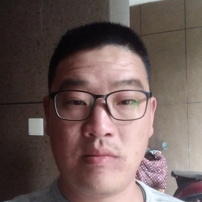 细心等待蜡烛的照片