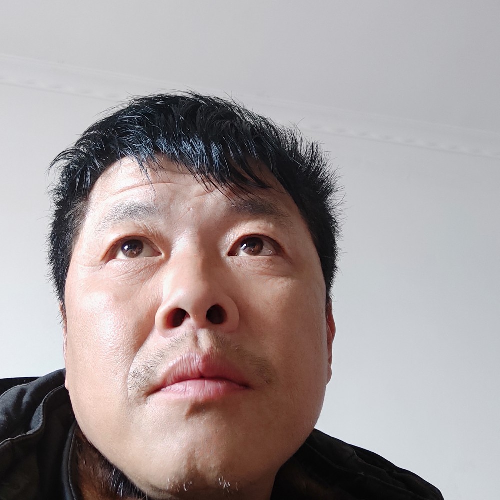 健壮冷眸的照片