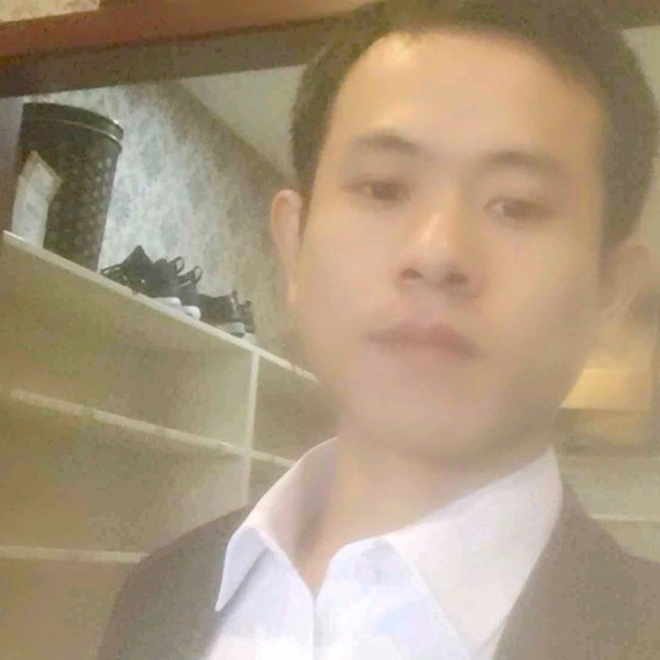 路人放弃微笑的照片