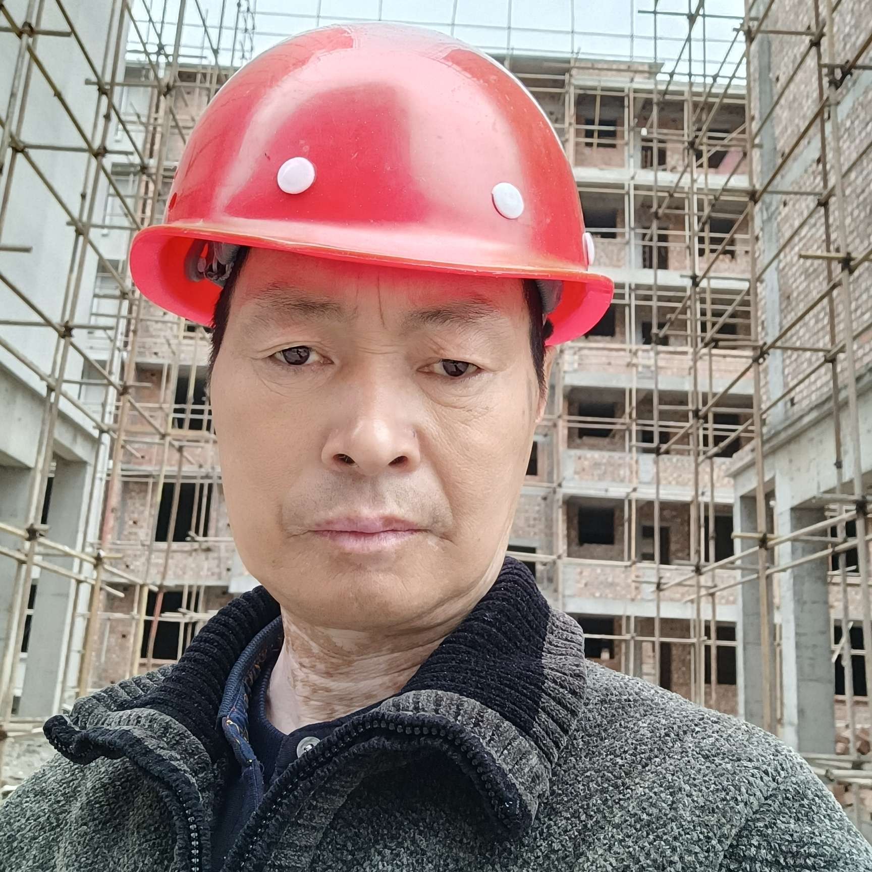 慈祥等待镜子的照片