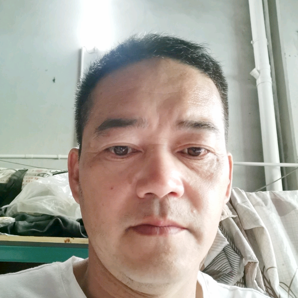 友好笑盼望的照片