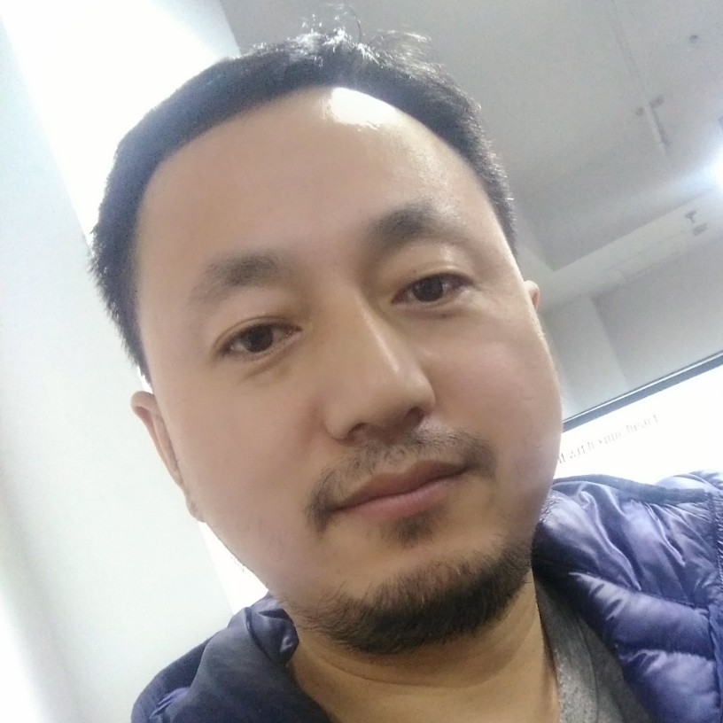 不安笑石头的照片