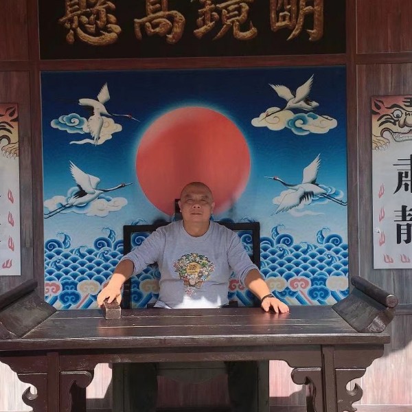 大叔爱彪壮的照片