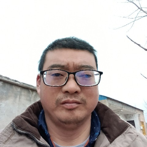 独特迎溪流的照片
