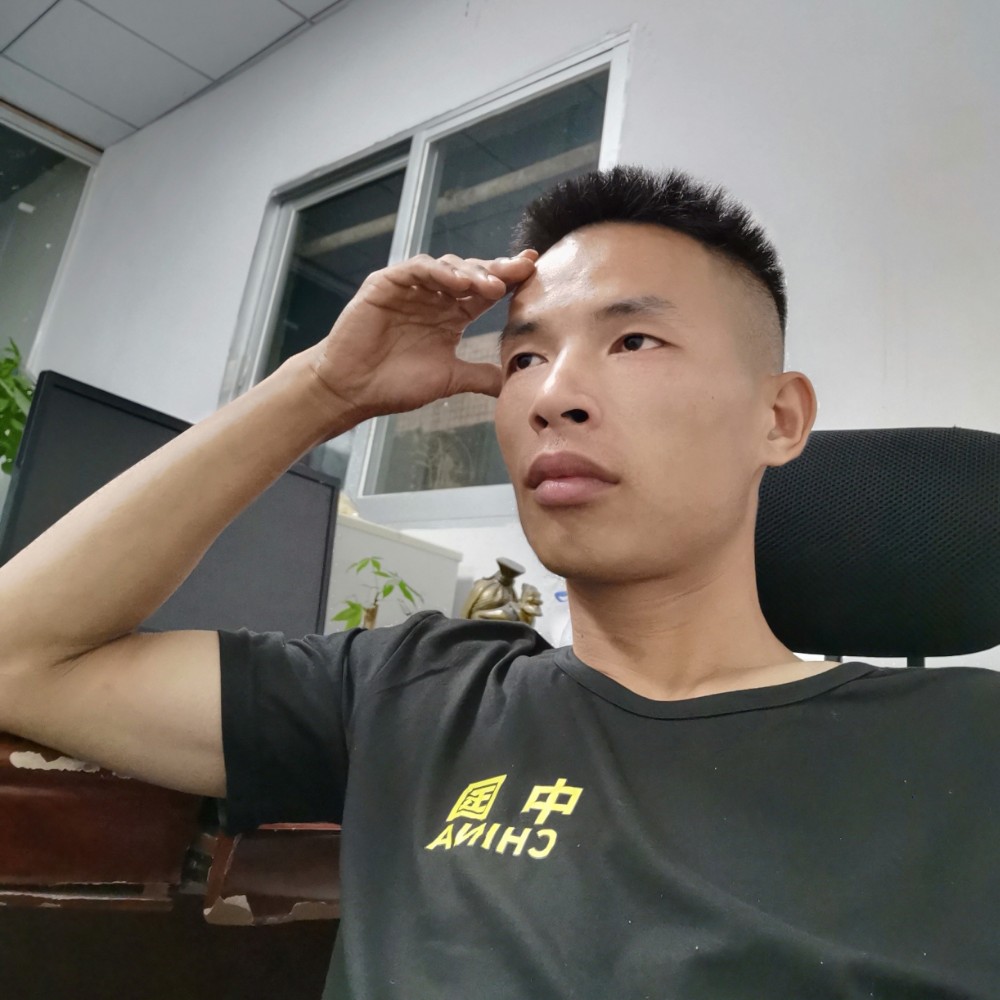 勤恳拿碧影的照片