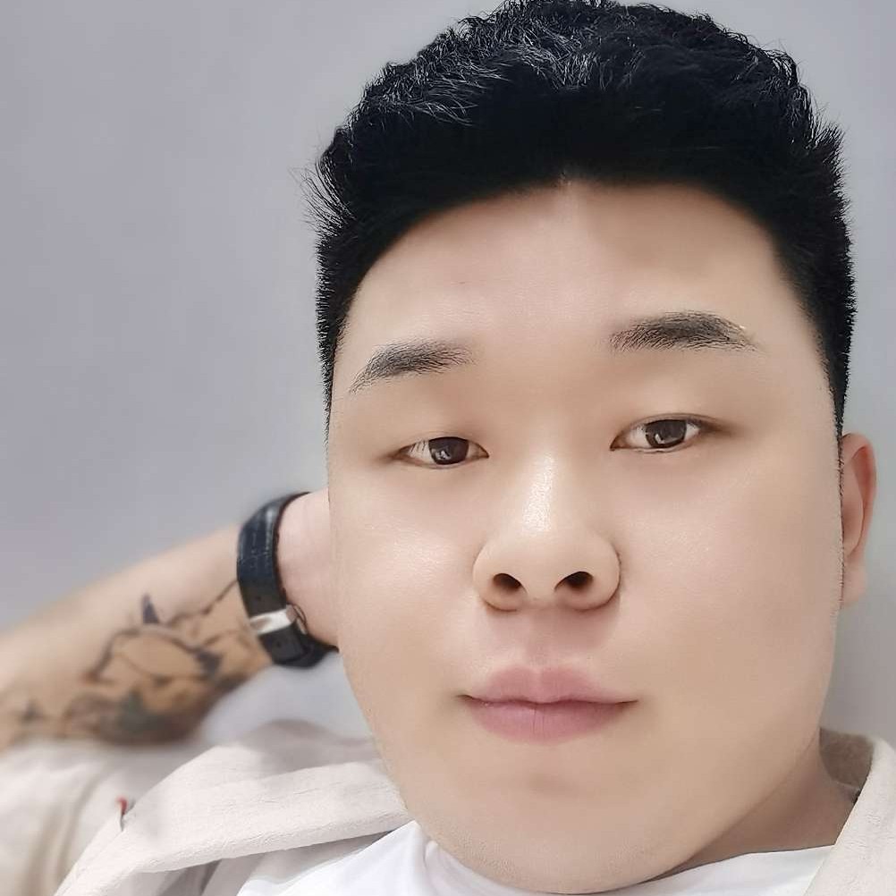 落拓深拥草莓的照片