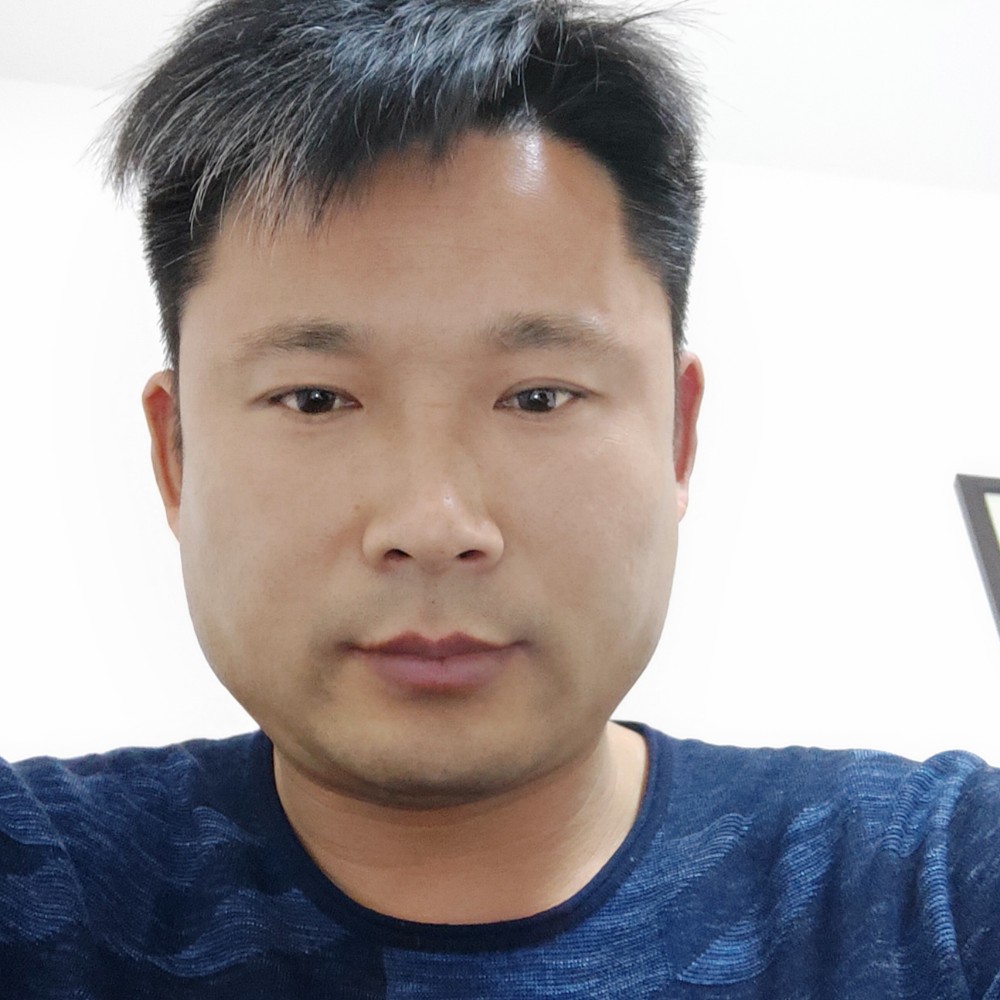 炙热漫步溪流的照片