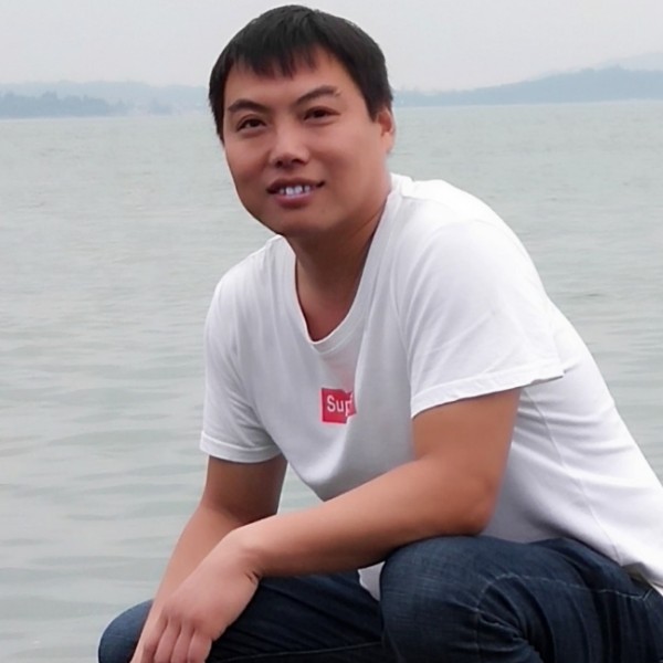 剪影浅吻痴情的照片