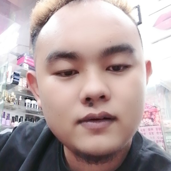 专注倾心樱桃的照片