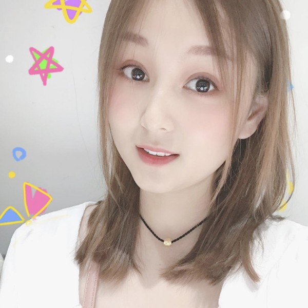 火龙果拿忧郁的照片