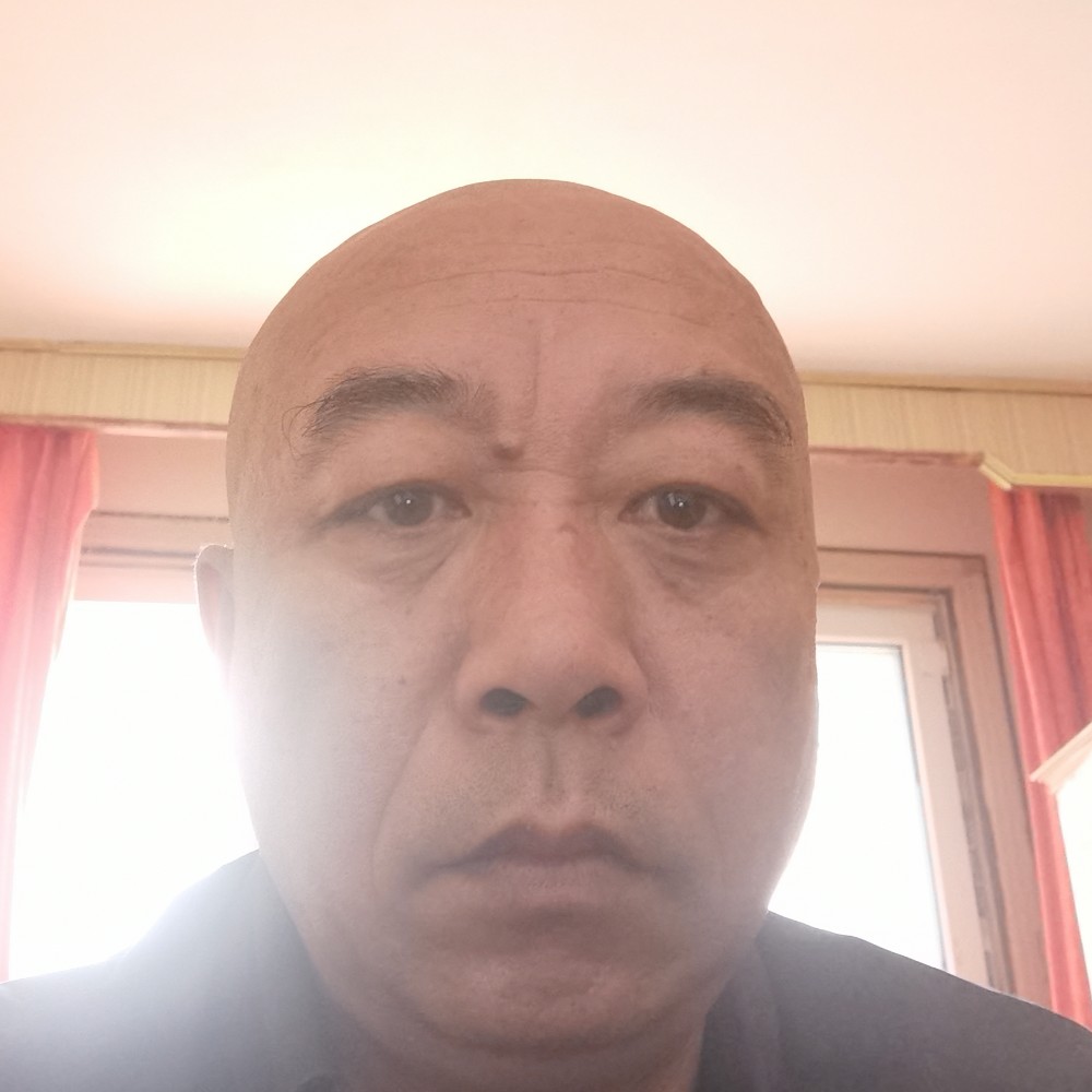 照亮黑夜的男人的照片