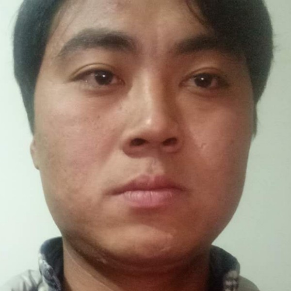 幽默浅吻茉莉的照片