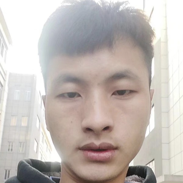 路边一小哥的照片