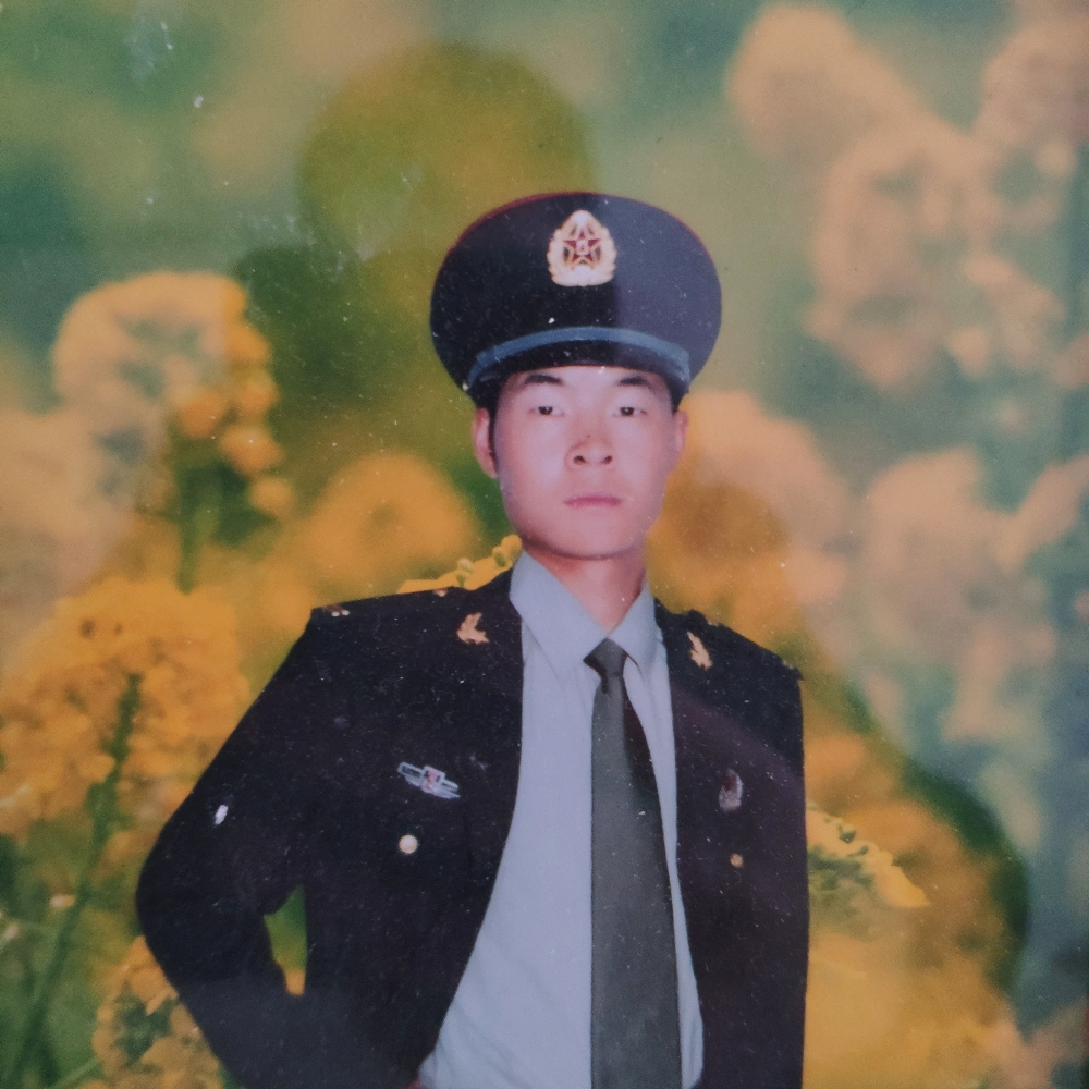 花痴笑云朵的照片