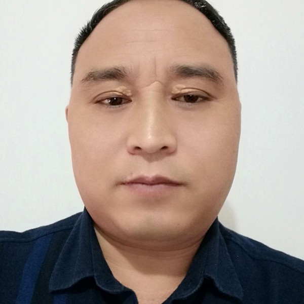 激情含笑的照片