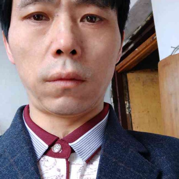 哭泣拿小懒猪的照片