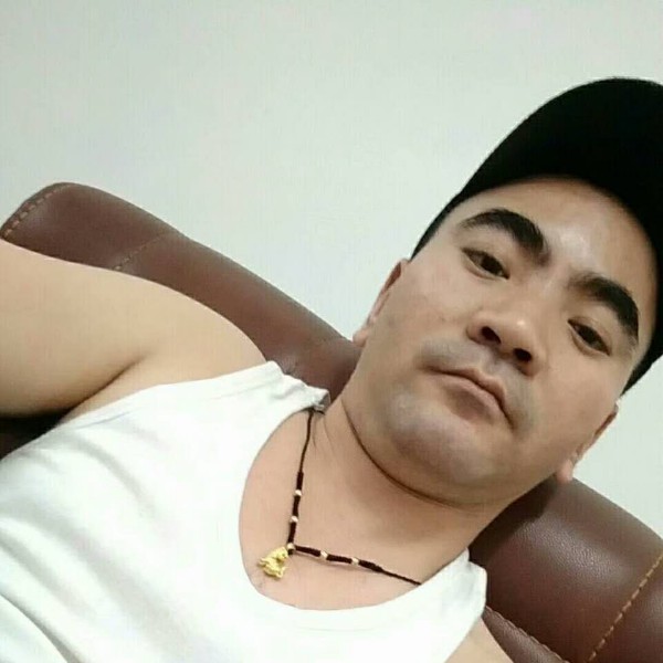 蜻蜓拿强健的照片