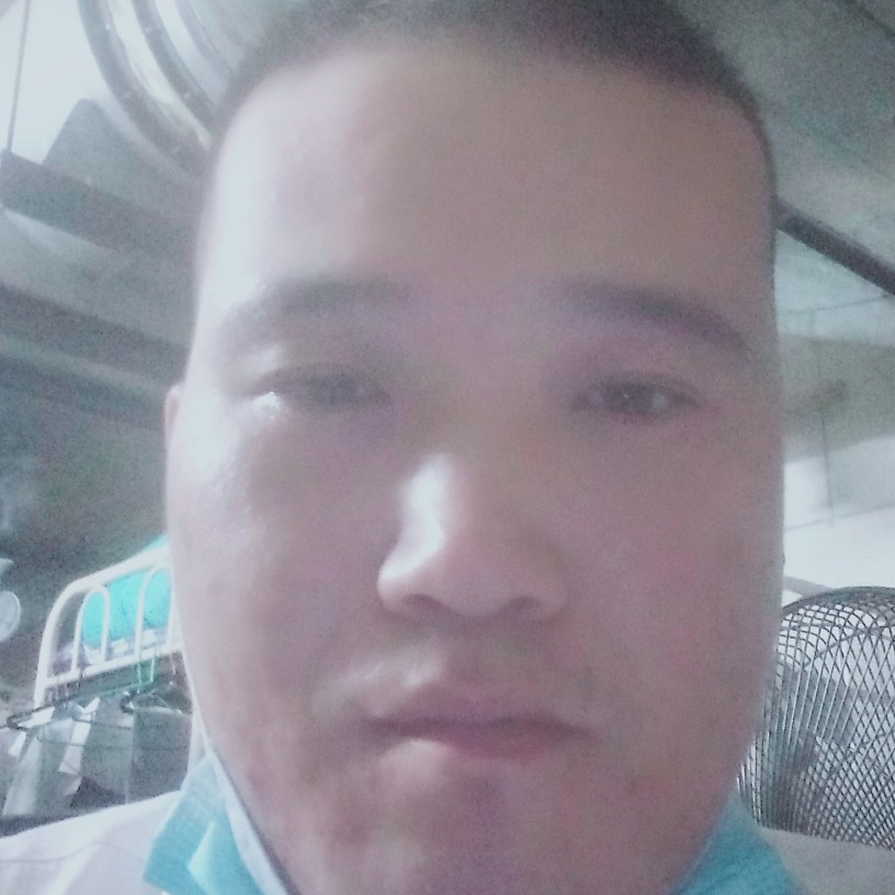 光亮挽手白开水的照片