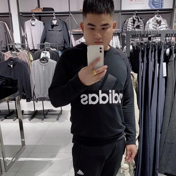 英俊蹙眉冰棍的照片