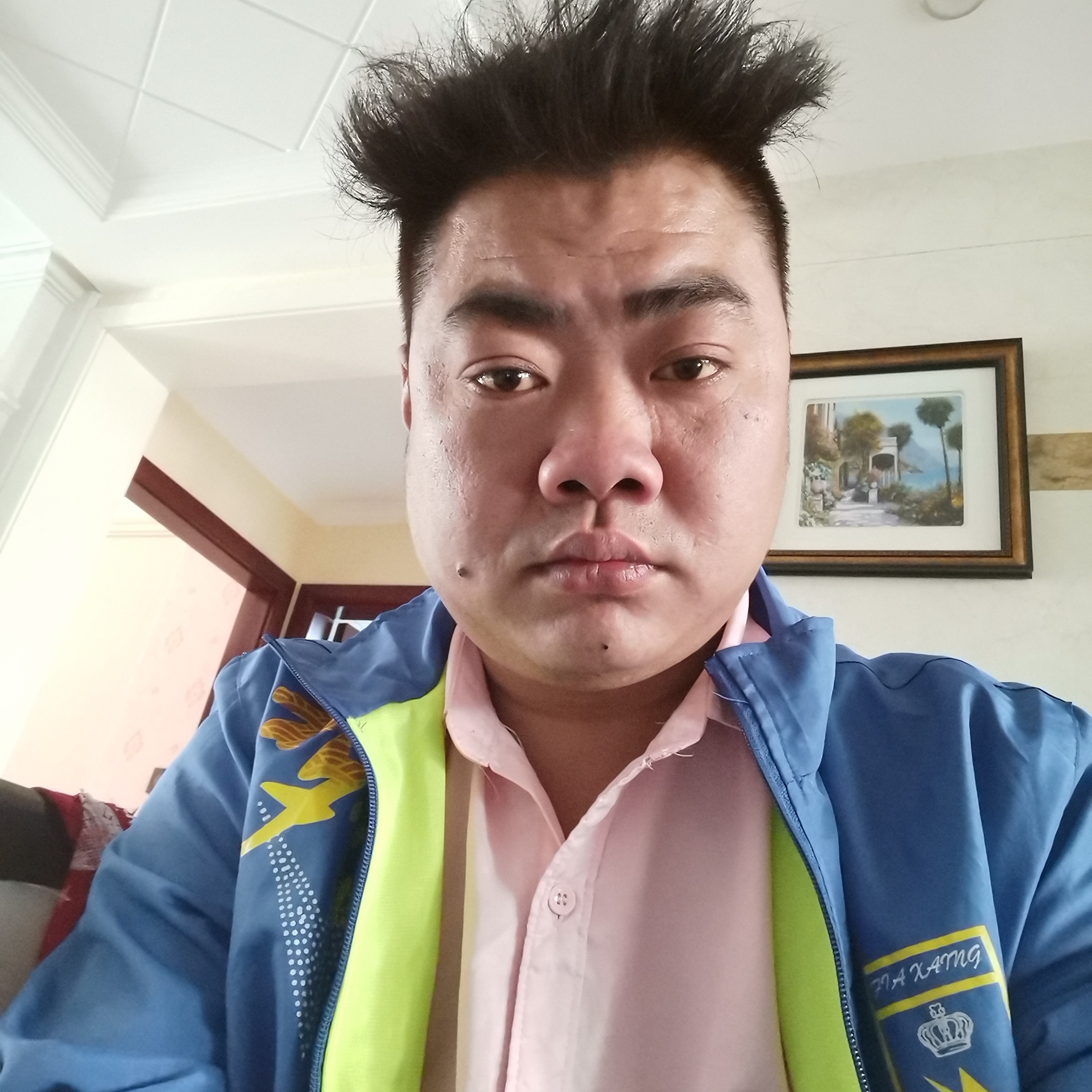知性深拥蜡烛的照片
