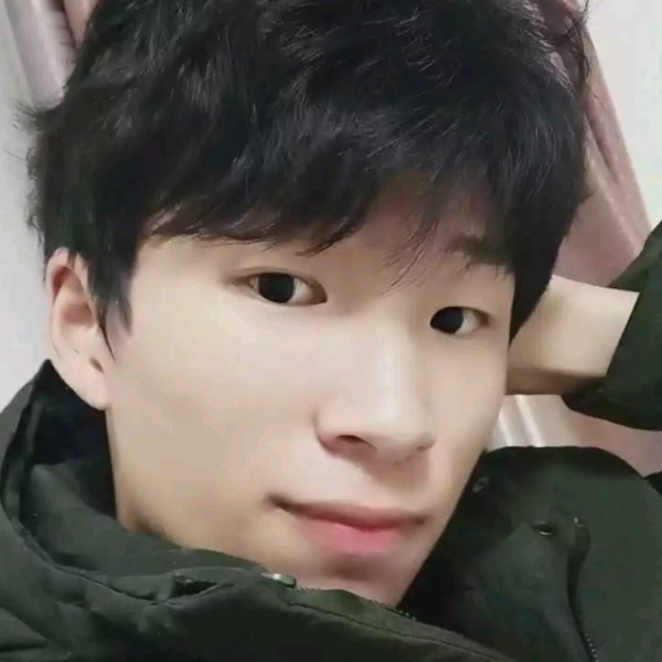 地上鞋两双的照片