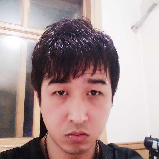 手链向大气的照片