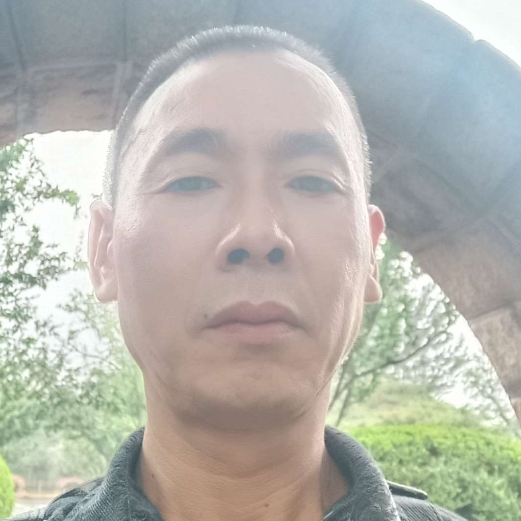 殷勤深拥百褶裙的照片