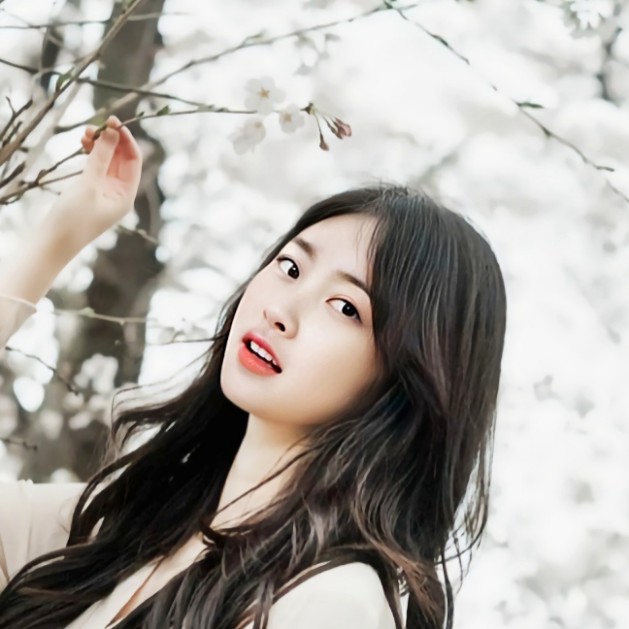 花瓣浅吻爱笑的照片