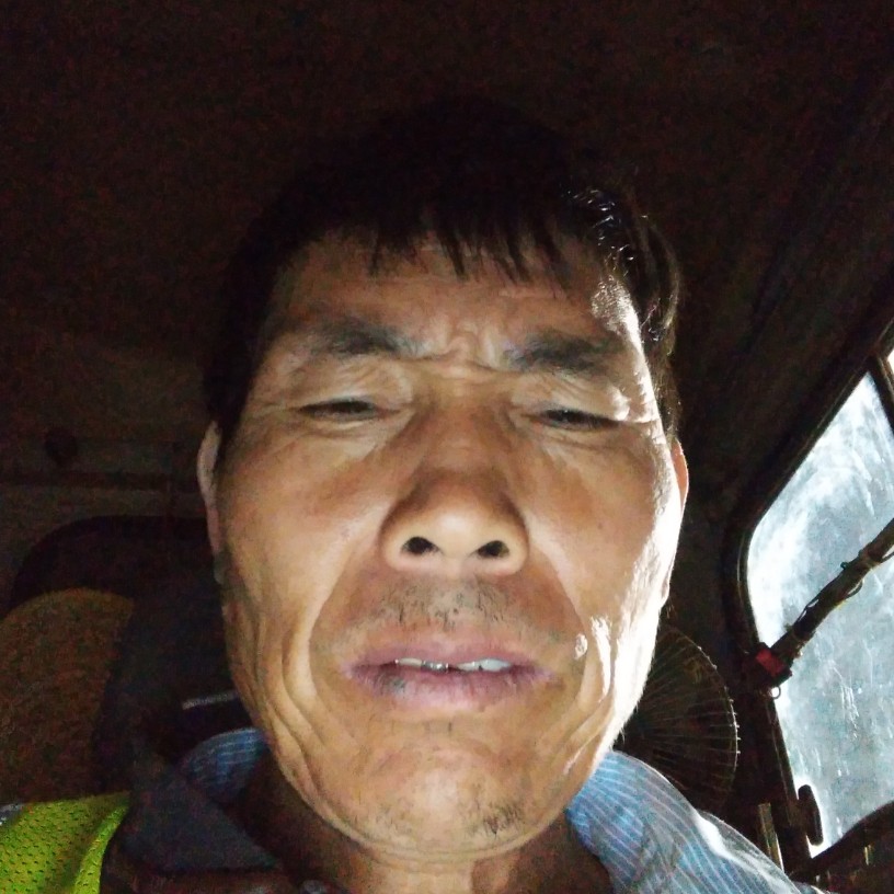 开朗回眸手机的照片