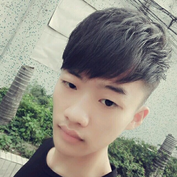 花瓣闻痴情的照片