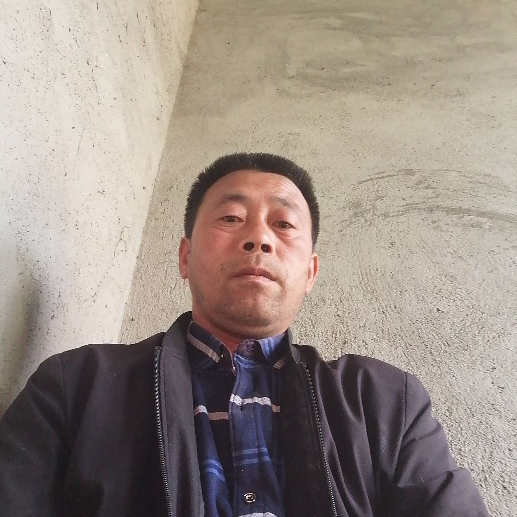 黑裤笑英勇的照片