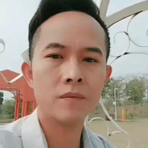 老师凝眸追寻的照片