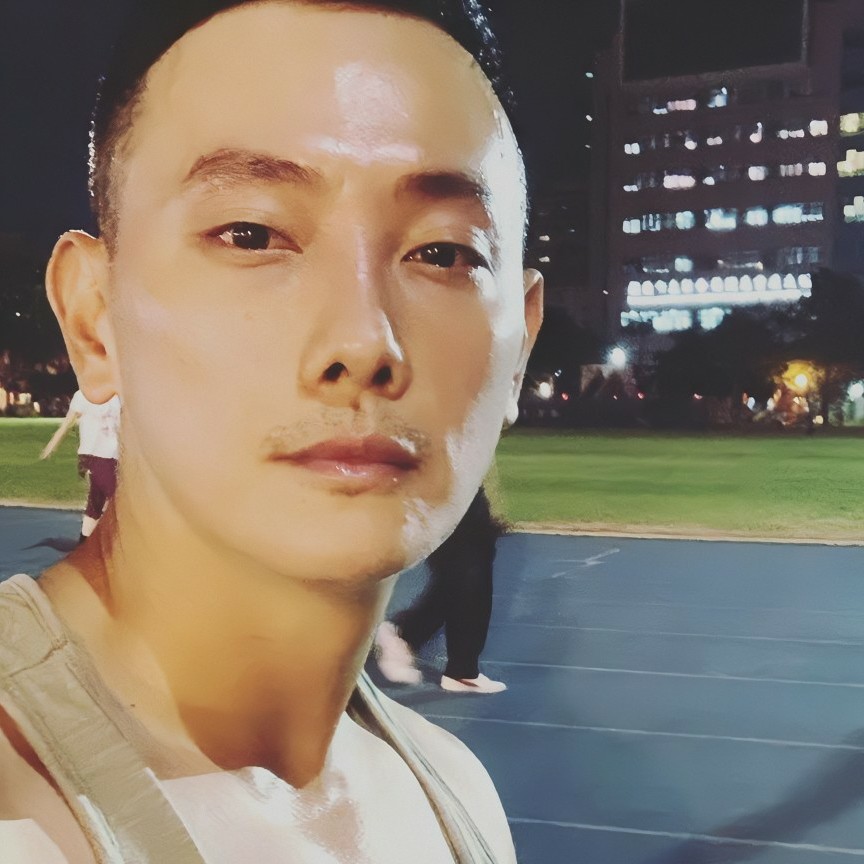 鼠标挽手忧心的照片