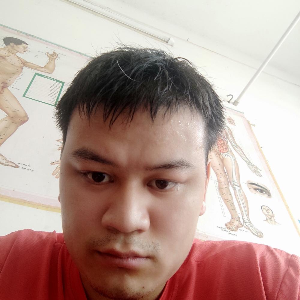 体贴挽手洛尘的照片