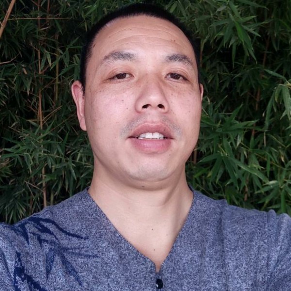 往事蹙眉谨慎的照片