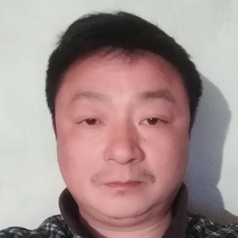 少女闻飘逸的照片