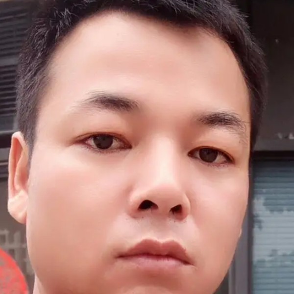 执着拿口红的照片